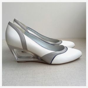 Le Saunda EU 38 White Beige Leather Pumps